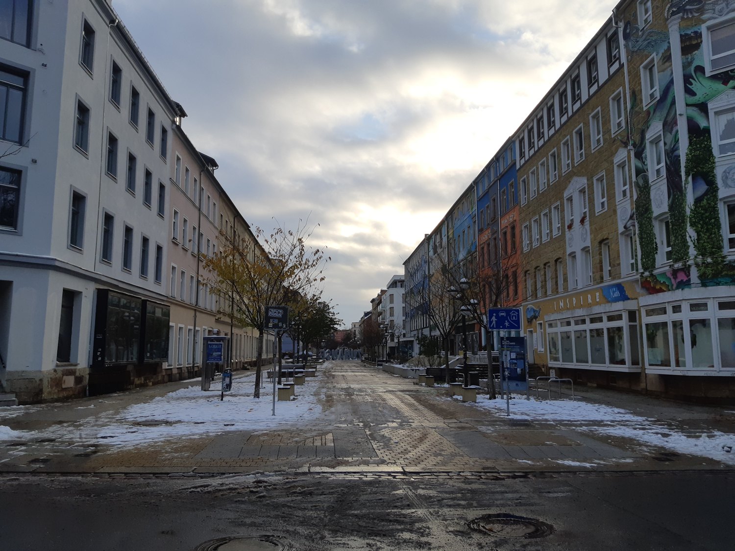 View from Zöllnerplatz along the Brühl