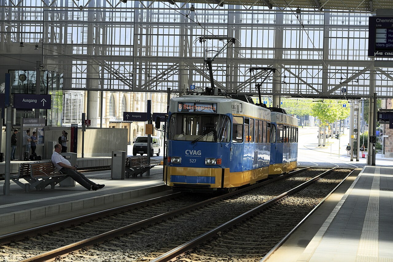 Platform hall at Chemnitz Hauptbahnhof with a rail vehicle